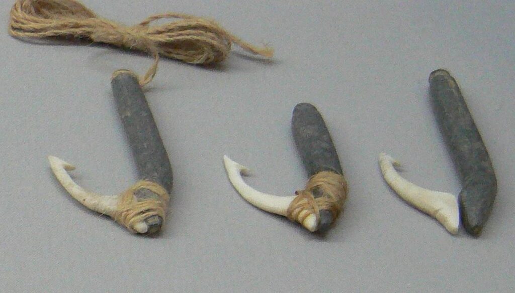 Neolithic fishhooks in Korea - Bushguide 101