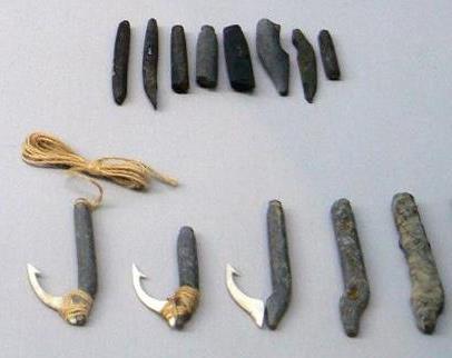 Set of  reconstructed Neolithic fishhooks at Osan-ri Prehistory Museum from rough stone on the right to finished angling set on the left