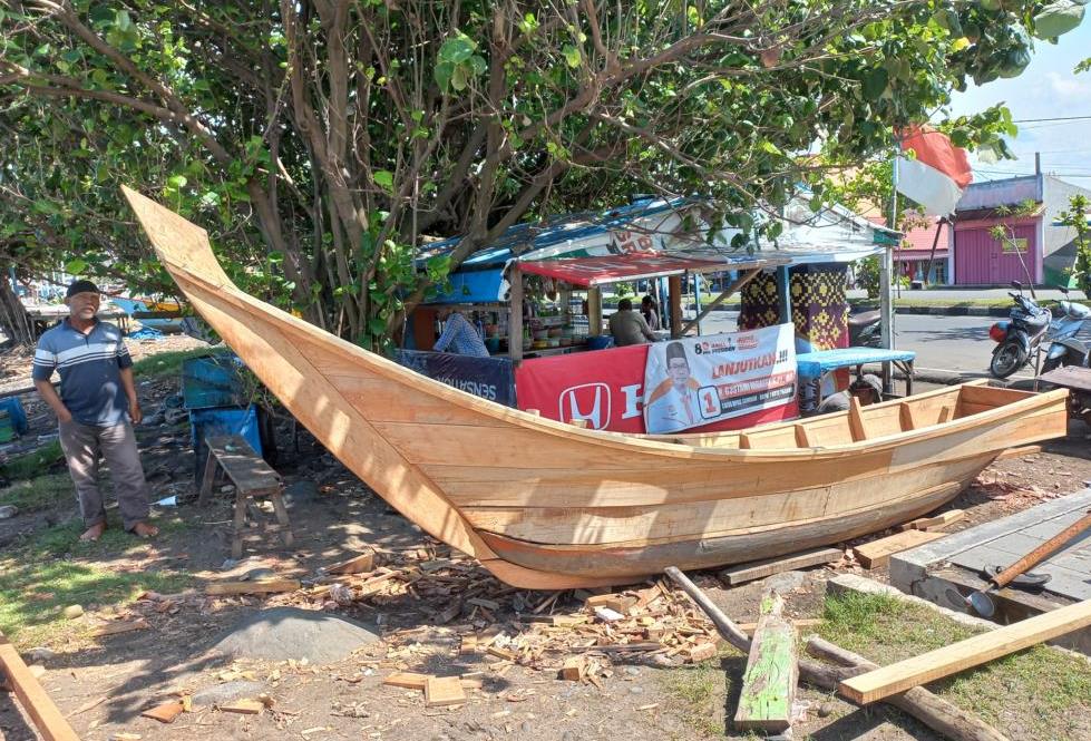 Nearly finished Piduak fishing Boat at Padang