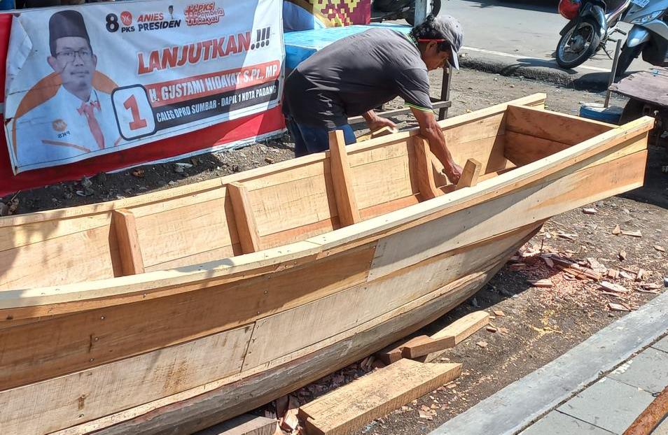 Building a Piduak Boat at Padang