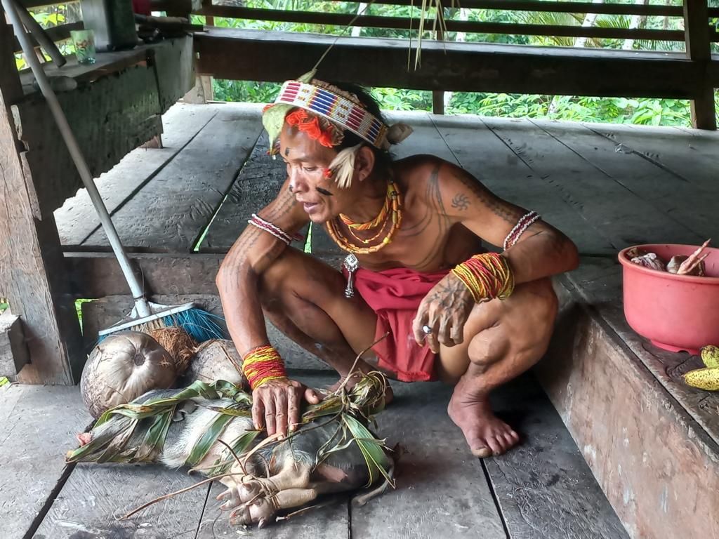 Mentawai chanting over a piglet