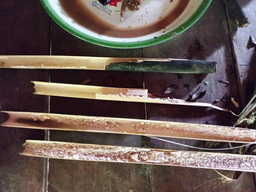 Roasted sago in bamboo tubes