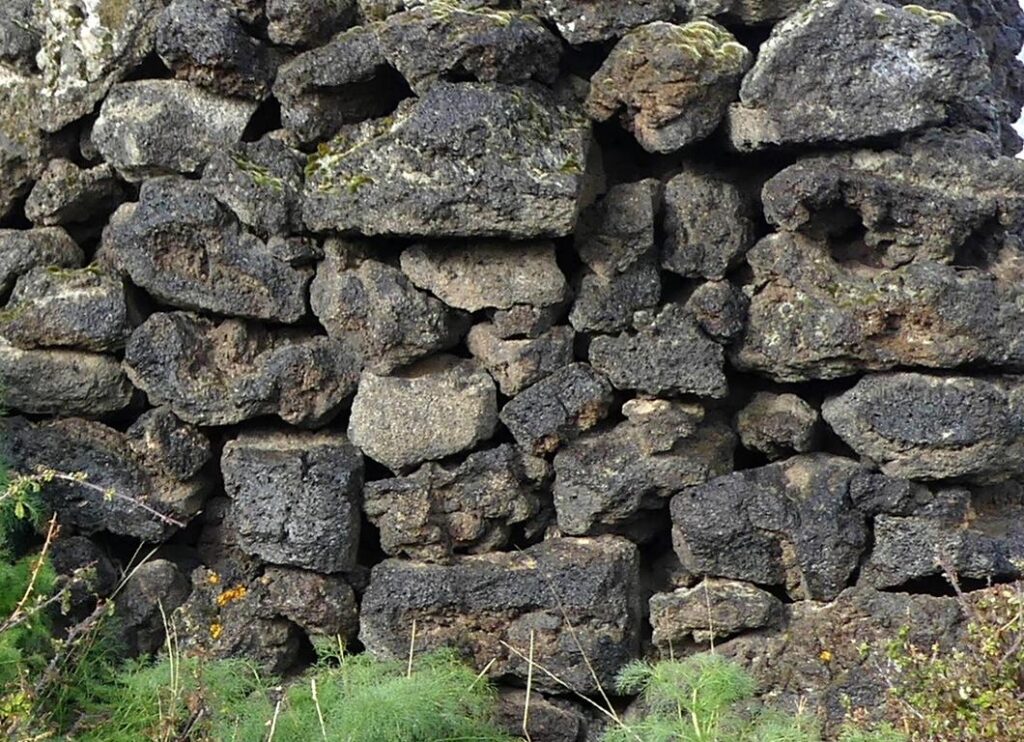 Bubbly basalt and mafic rocks for building stone huts