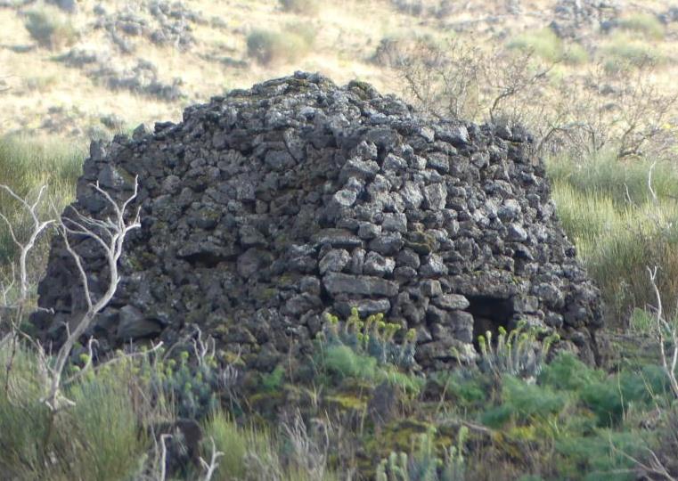 Stone hut with abutment of the roof