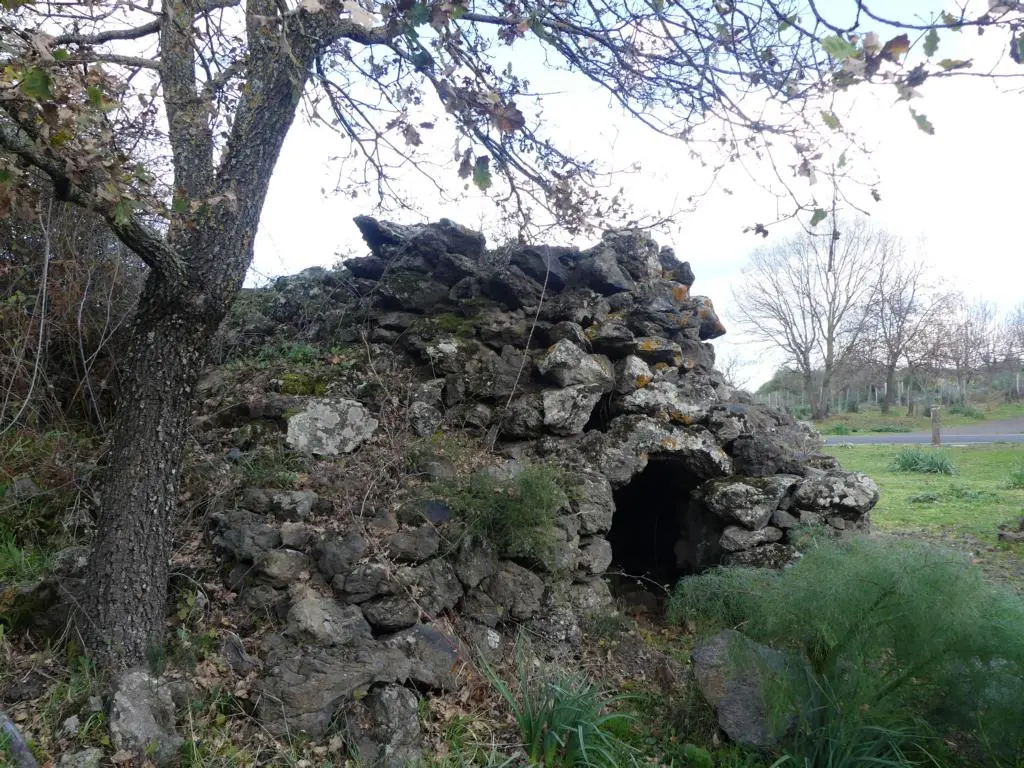 Stone hut with arched lintel in Sicily