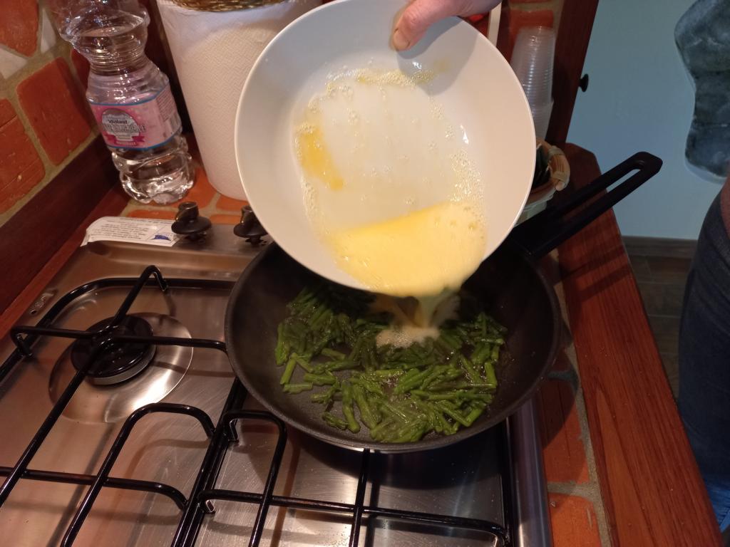 adding foamy egg batter to the asparagus tips