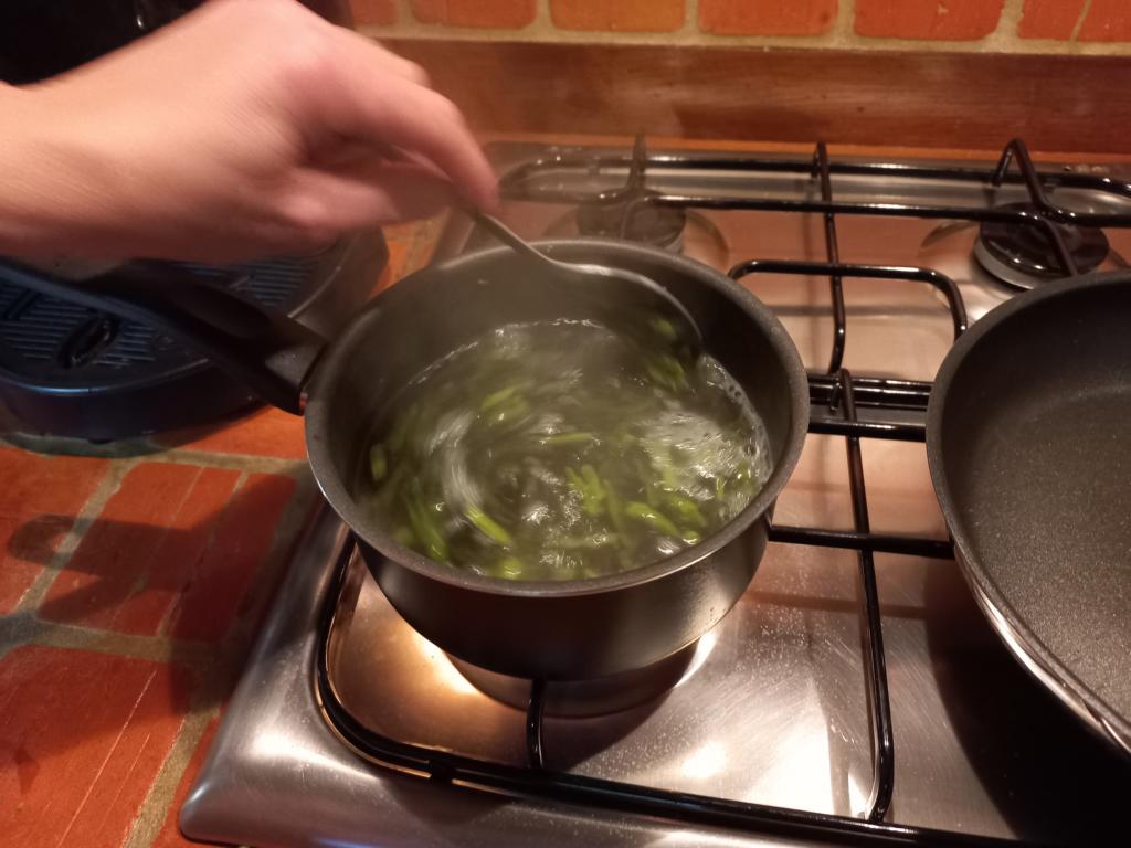 Boiling asparagus tips