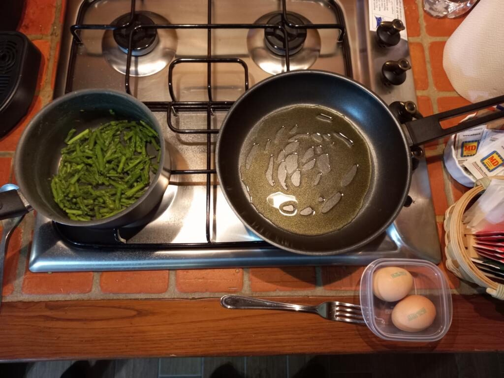 preparation for preparing a frittata di asparagi