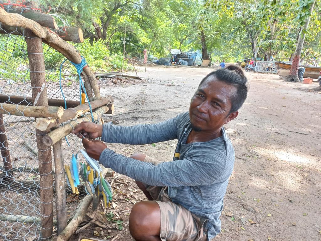 Urak Lawoi man building a bottom fish trap