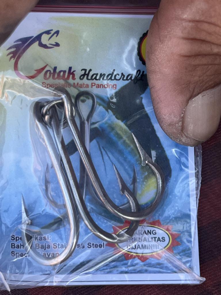 Pak Lolaks fishing treble hooks in their package